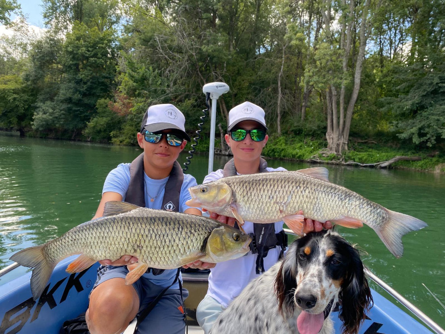 deux ados avec des gros chevesnes