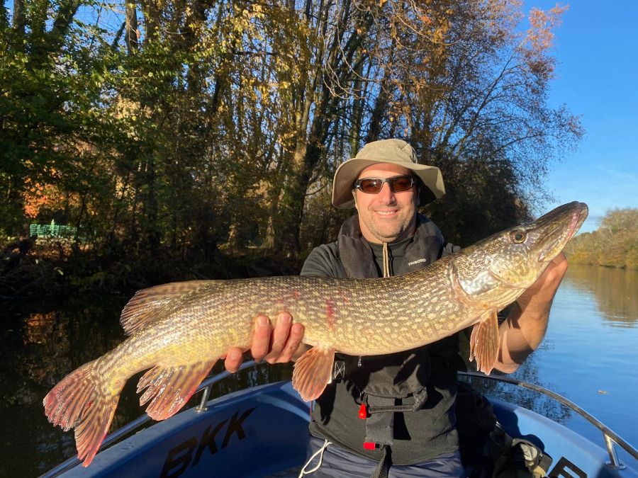 client avec un gros brochet de Charente