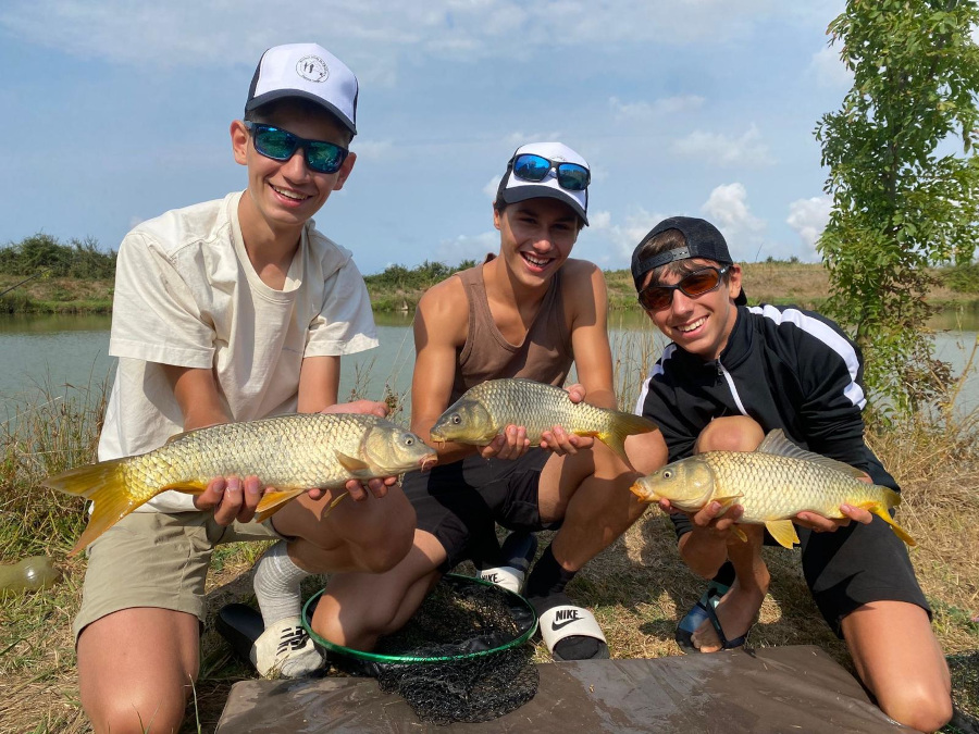trois ados avec des carpes