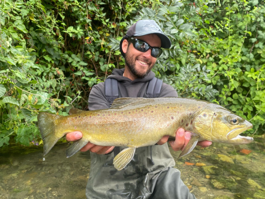 baptiste verger avec une grosse truite fario